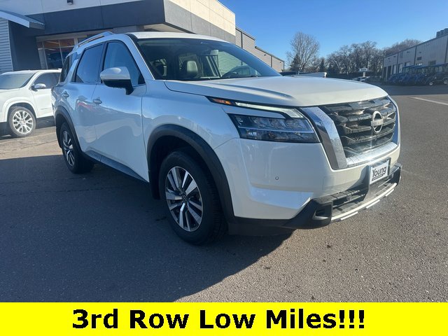 2024 Nissan Pathfinder SL's photo