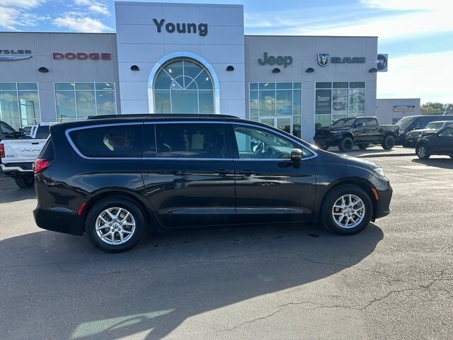 2022 Chrysler Pacifica Touring L photo 2