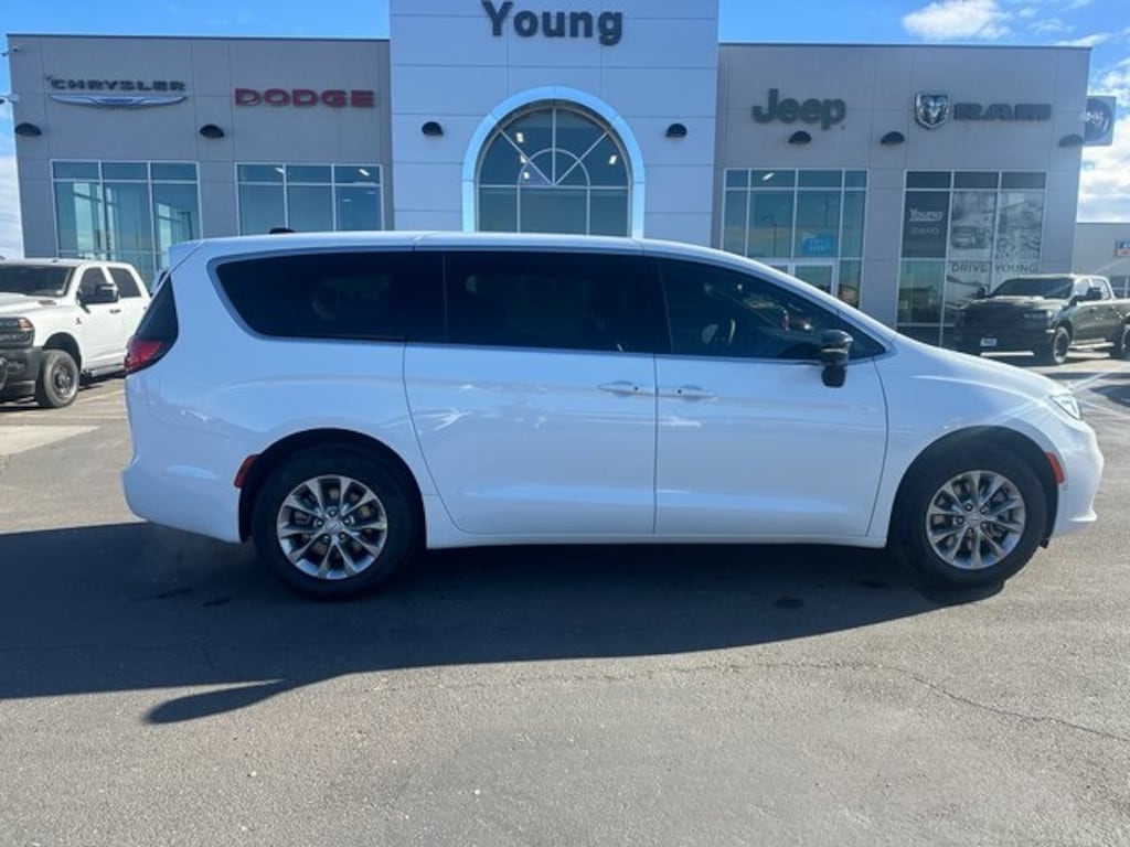 New 2026 Chrysler Pacifica SELECT AWD Passenger Van
