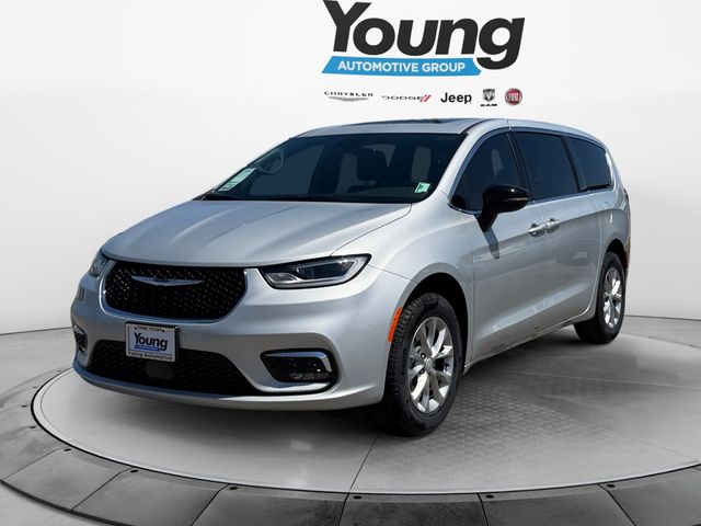 2026 Chrysler Pacifica Limited AWD's photo