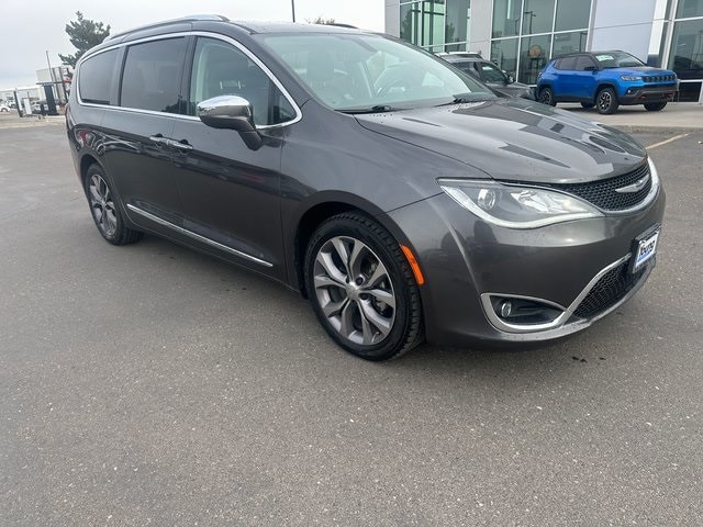 2019 Chrysler Pacifica Limited's photo