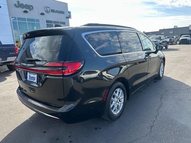 2022 Chrysler Pacifica Touring L photo 3