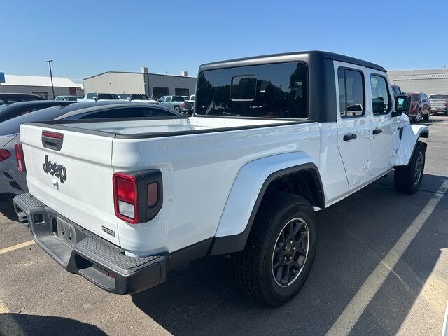 2023 Jeep Gladiator Overland photo 2