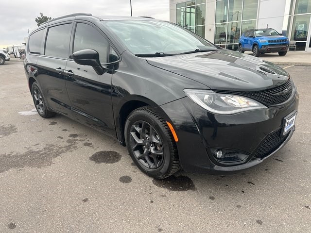 2020 Chrysler Pacifica Touring's photo