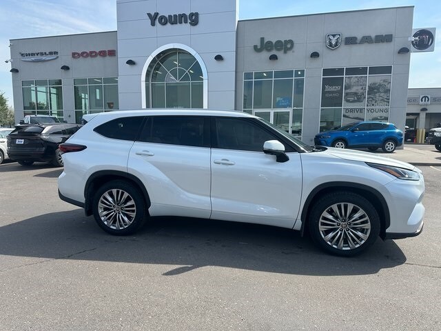2024 Toyota Highlander photo 2