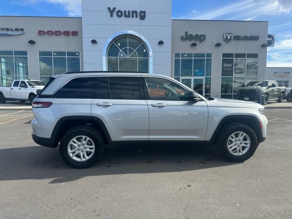New 2025 Jeep Grand Cherokee LAREDO 4X4 Sport Utility