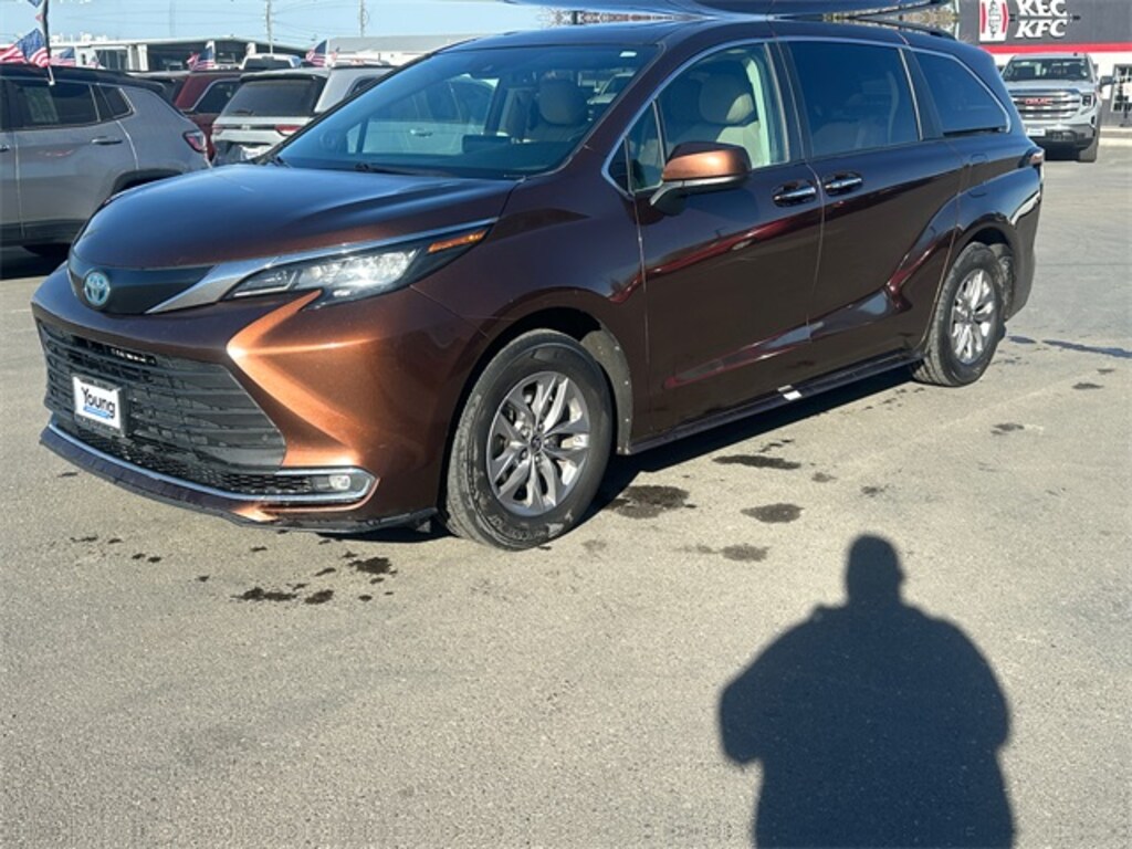 Used 2022 Toyota Sienna XLE 7 Passenger Van Passenger Van