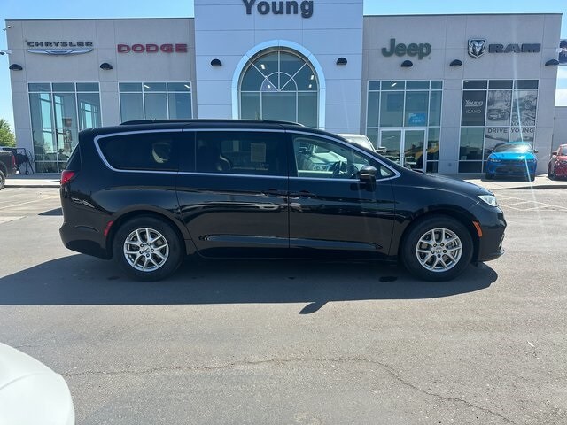 2022 Chrysler Pacifica Touring L photo 2