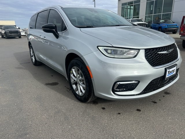 2026 Chrysler Pacifica Select's photo