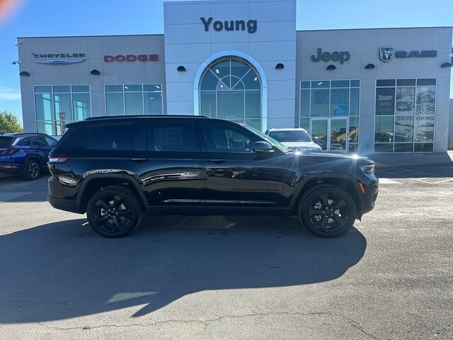 2025 Jeep Grand Cherokee Laredo Sport photo 2
