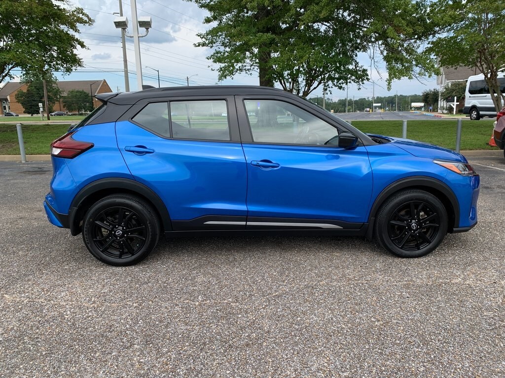 2023 Nissan Kicks SR photo 2