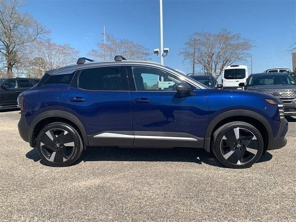 2025 Nissan Kicks SR photo 2
