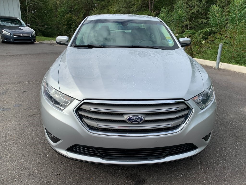 2016 Ford Taurus SEL photo 2