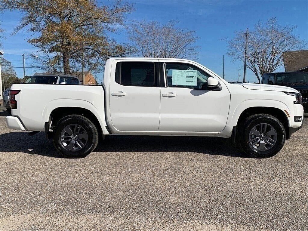 2025 Nissan Frontier SV photo 2