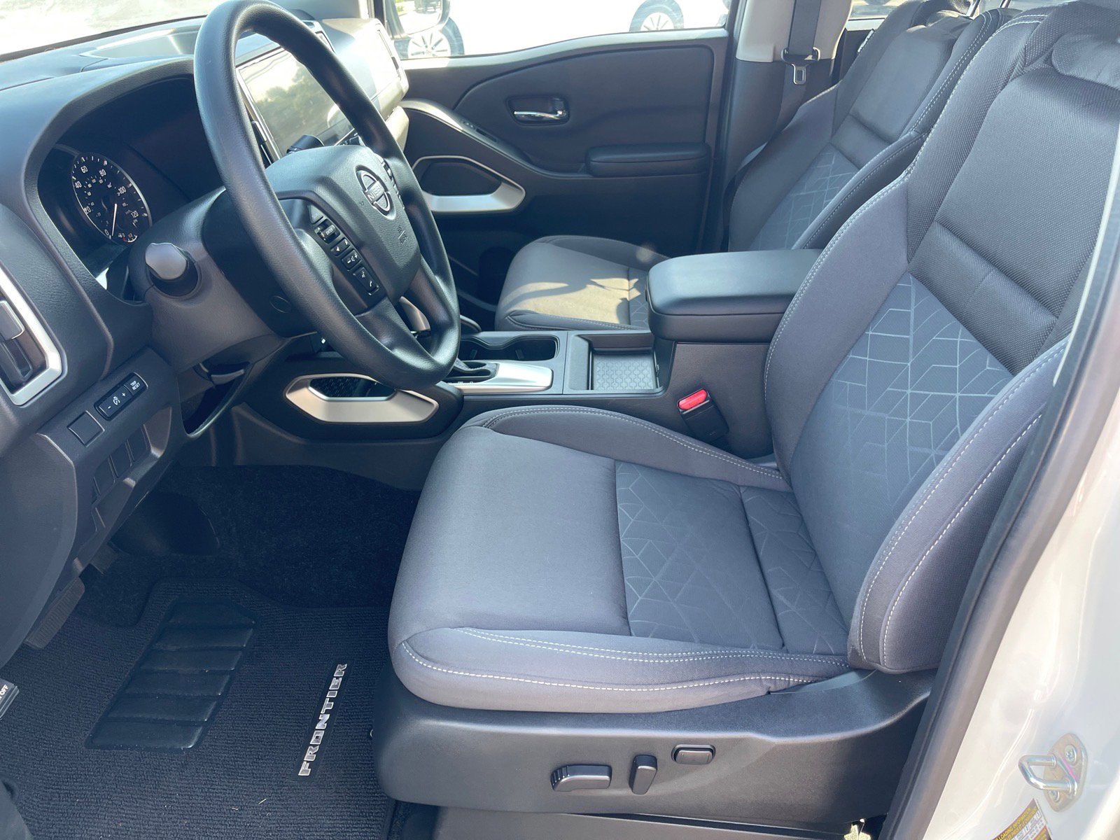 2025 Nissan Frontier SV - Photo 10