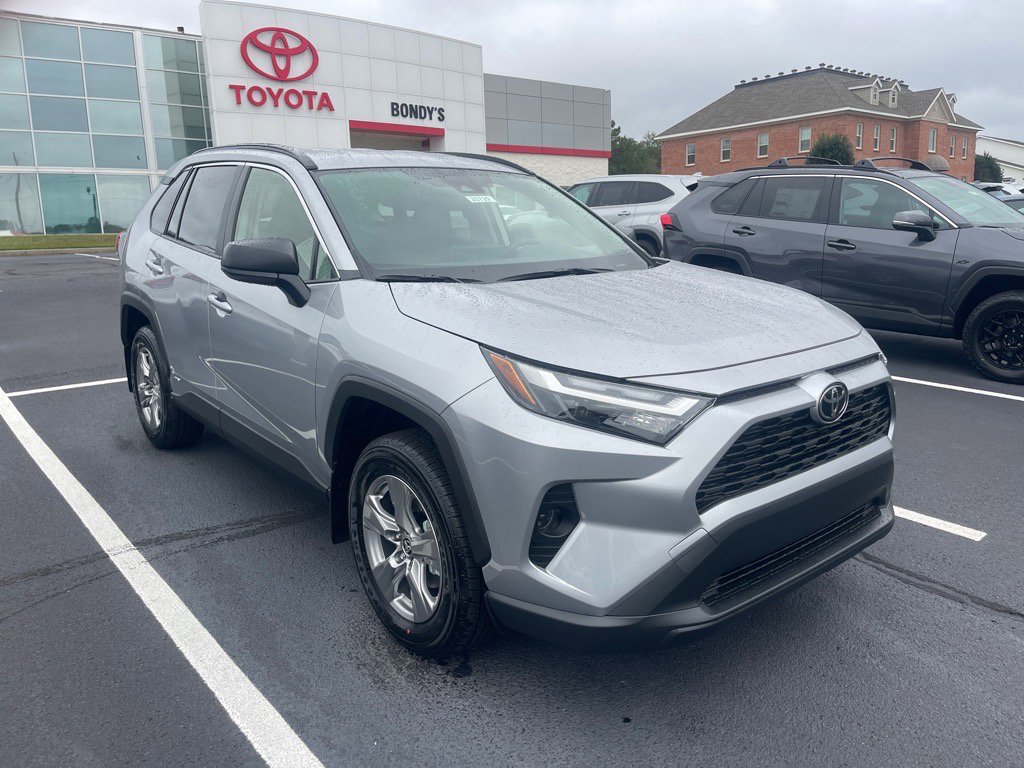 2025 Toyota RAV4 LE's photo