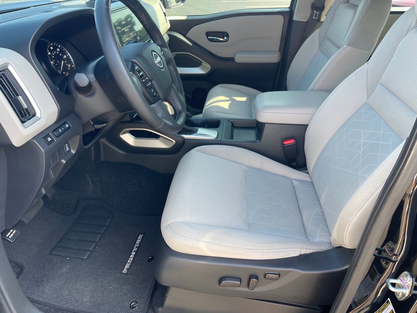 2025 Nissan Frontier SV - Photo 10