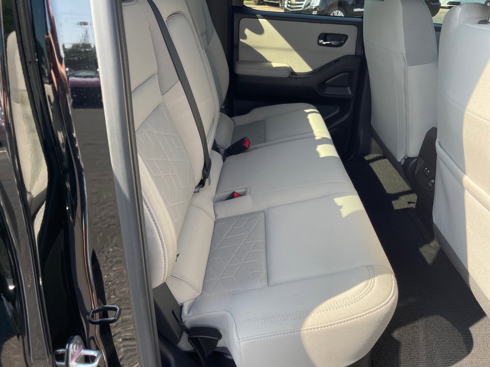 2025 Nissan Frontier SV - Photo 18