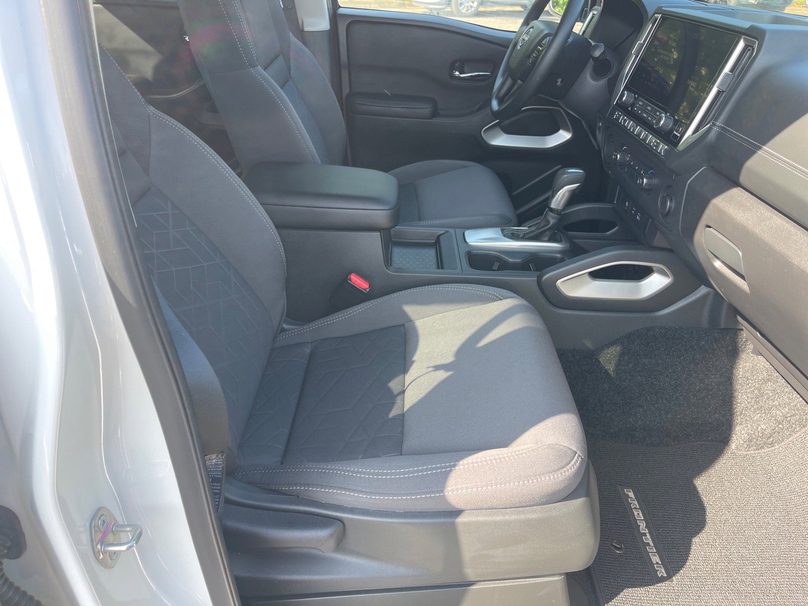 2025 Nissan Frontier SV - Photo 19