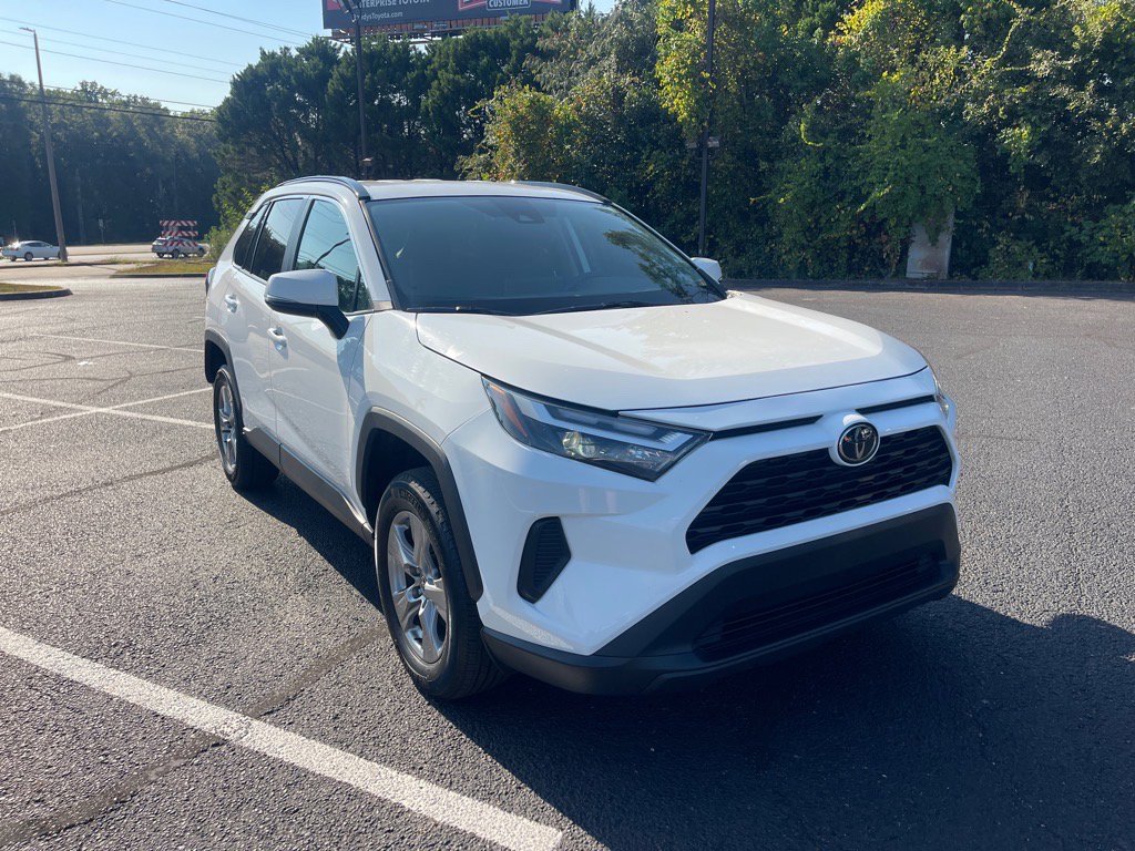 2024 Toyota RAV4 XLE's photo
