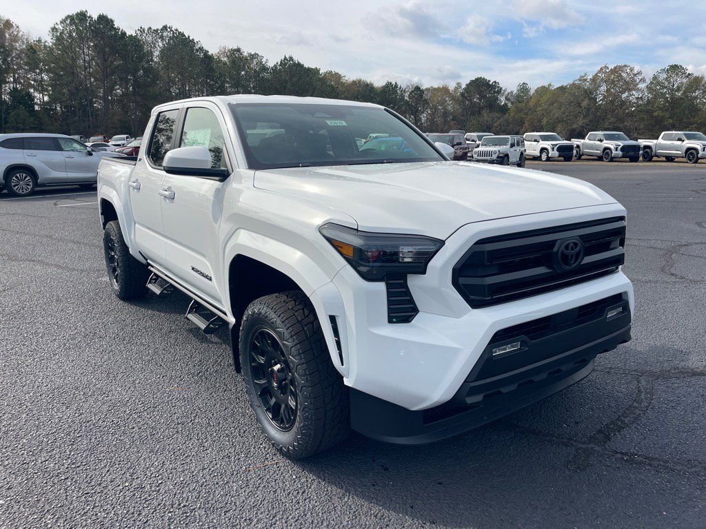 2025 Toyota Tacoma SR5's photo