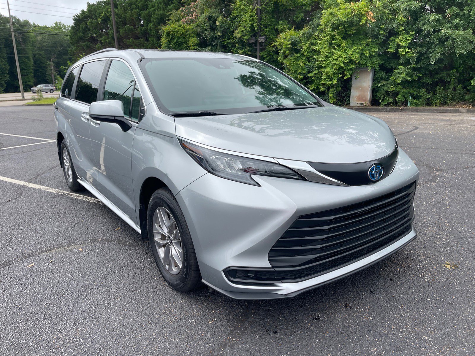 2025 Toyota Sienna LE 8-Passenger Hybrid FWD's photo