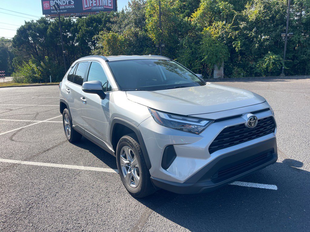 2024 Toyota RAV4 XLE's photo