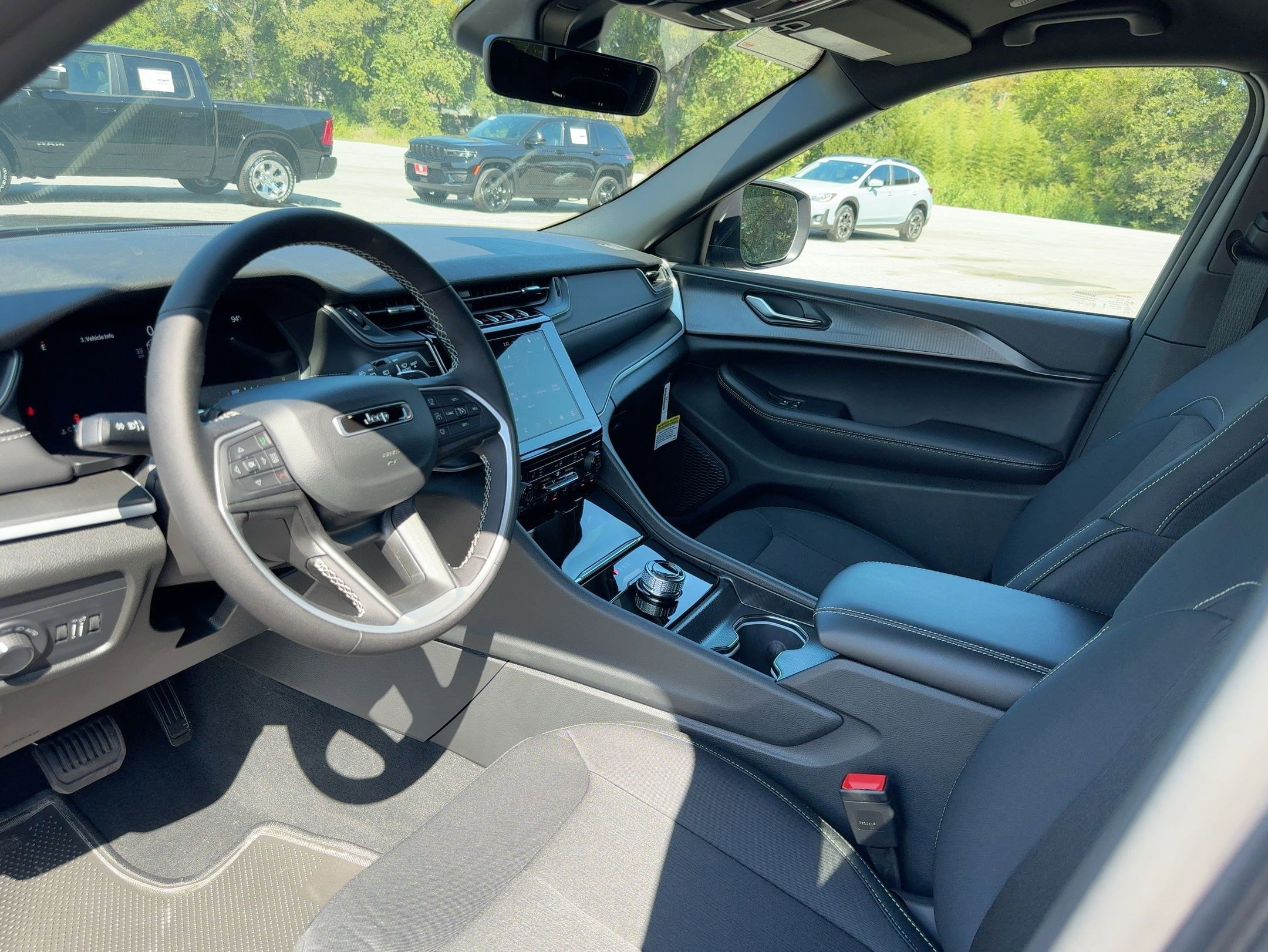 2025 Jeep Grand Cherokee Laredo photo 4