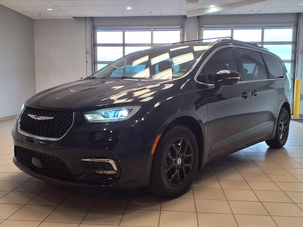 Used 2022 Chrysler Pacifica Touring L Van Passenger Van