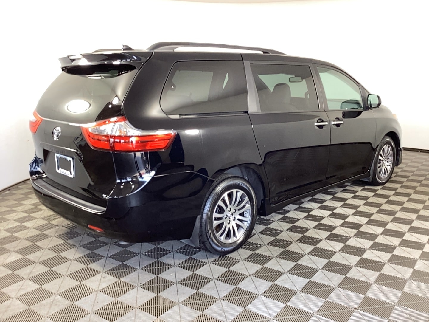 Used 2020 Toyota Sienna XLE with VIN 5TDYZ3DC1LS048557 for sale in Grand Rapids, MI