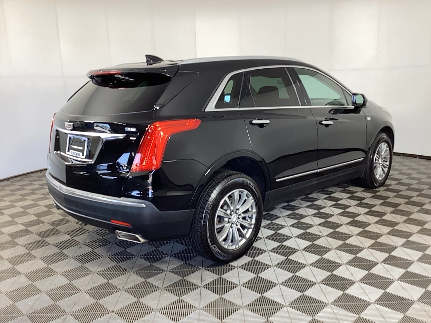 Used 2018 Cadillac XT5 Luxury with VIN 1GYKNDRS0JZ113721 for sale in Grand Rapids, MI