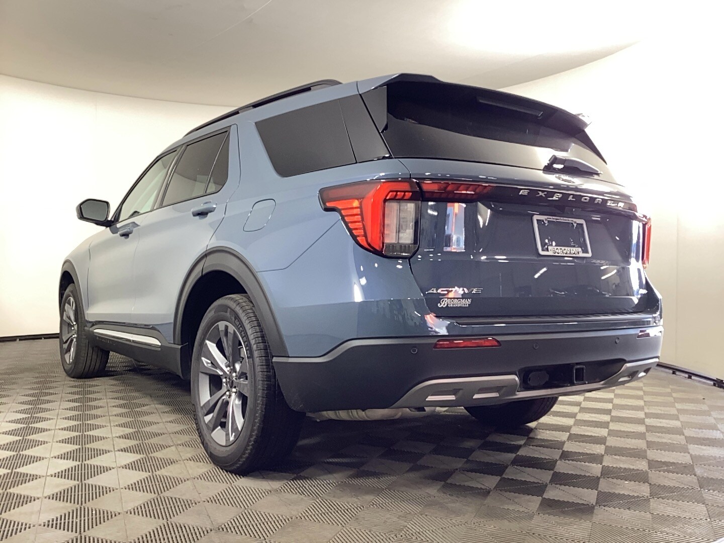 2025 Ford Explorer photo 3