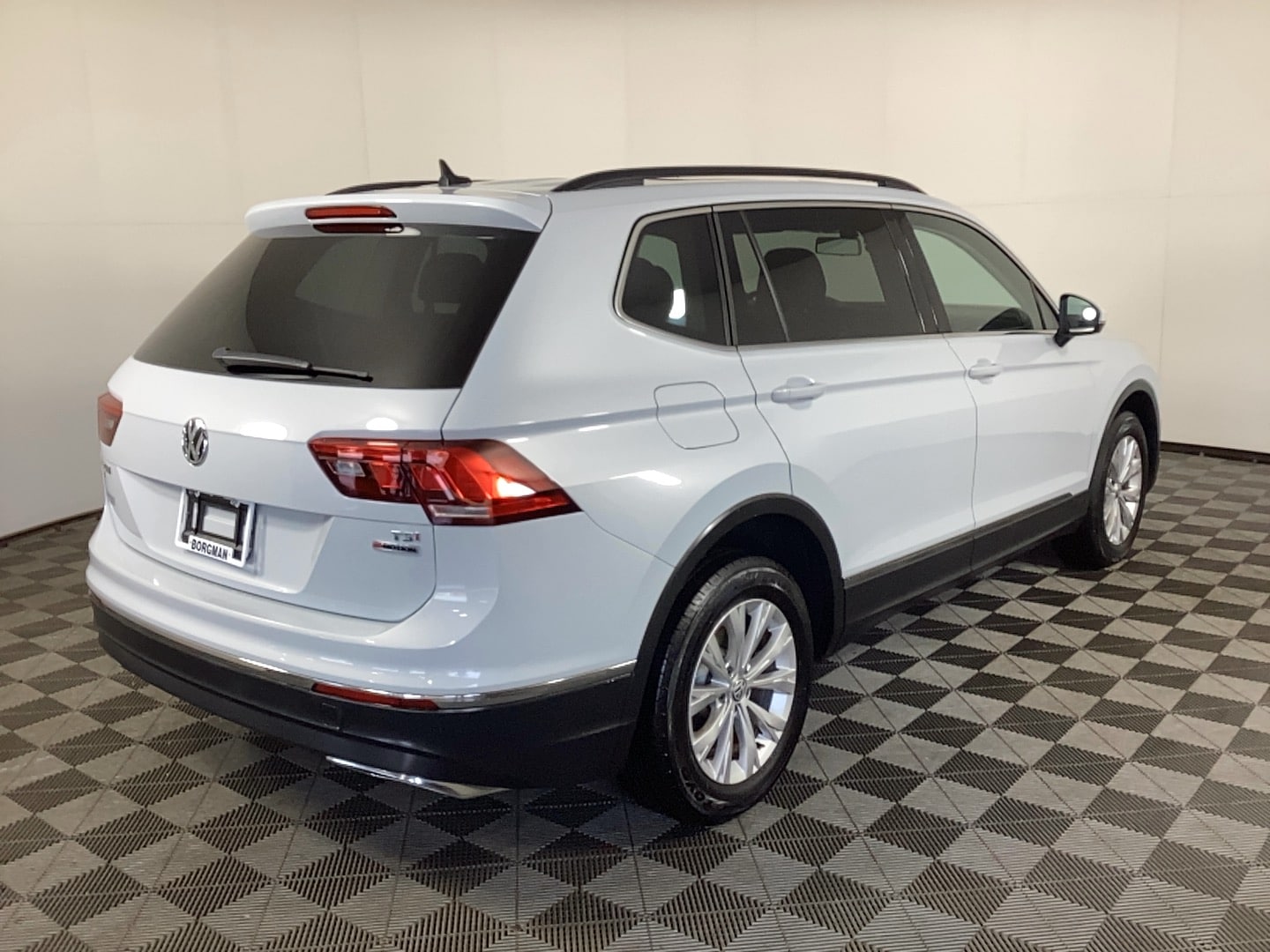 Used 2018 Volkswagen Tiguan SE with VIN 3VV2B7AX4JM138938 for sale in Grand Rapids, MI