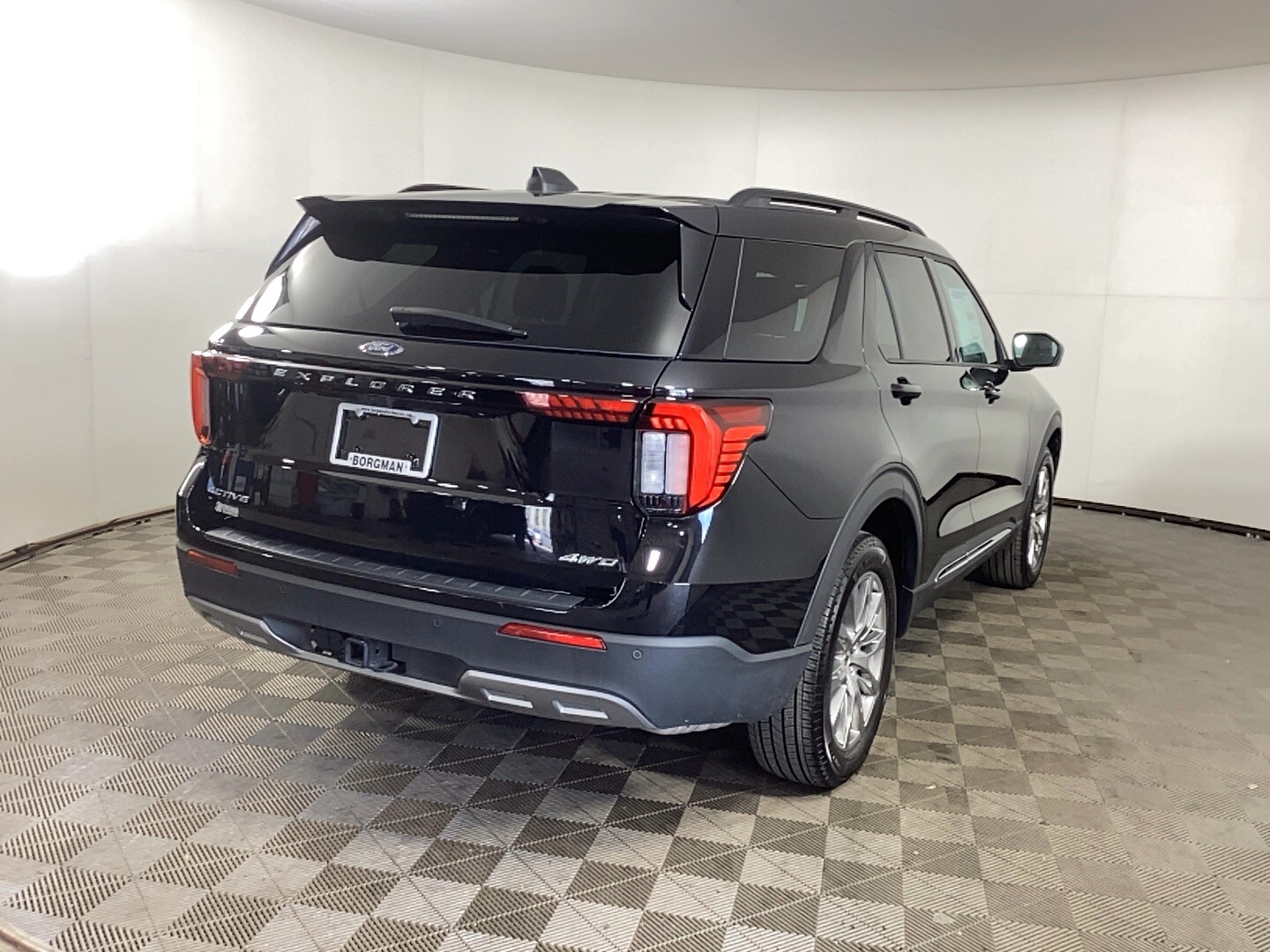 2025 Ford Explorer photo 2