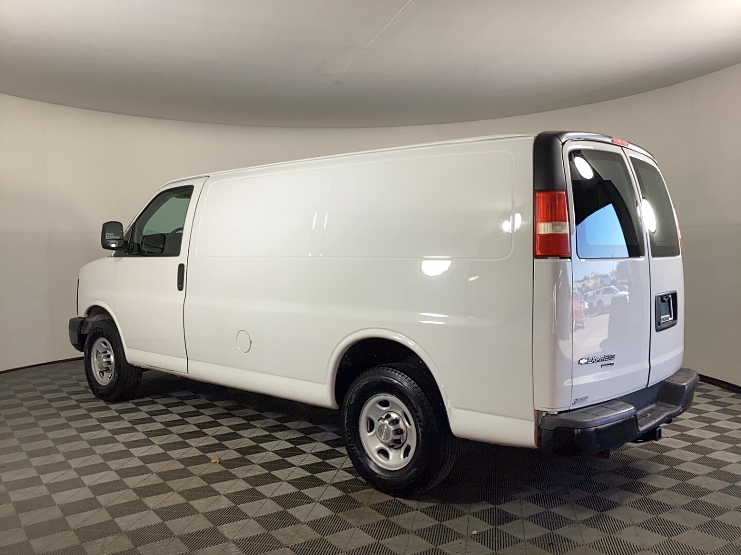 2014 Chevrolet Express 2500 Van photo 3