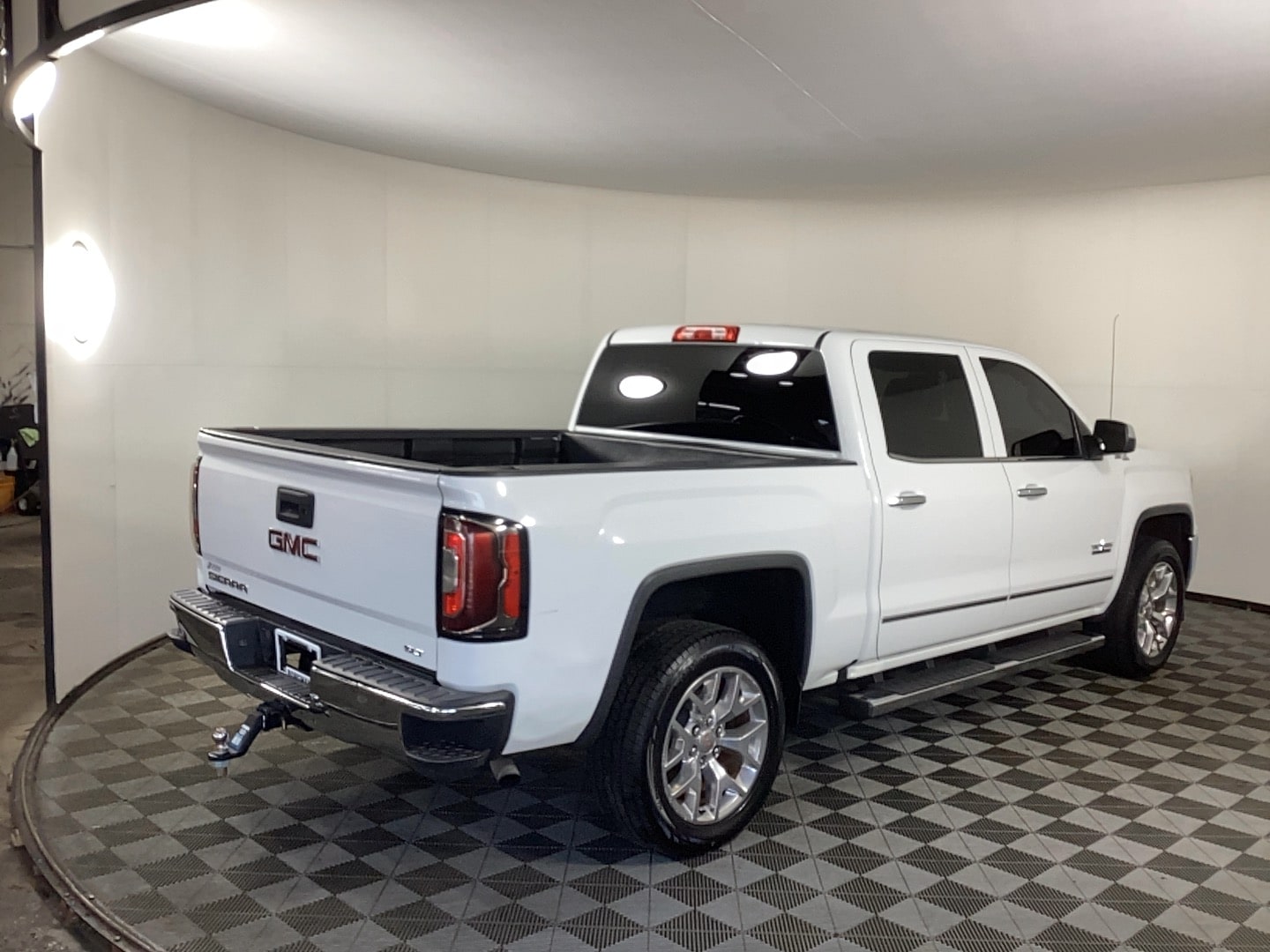 Used 2018 GMC Sierra 1500 SLT with VIN 3GTU2NEC1JG485869 for sale in Grand Rapids, MI