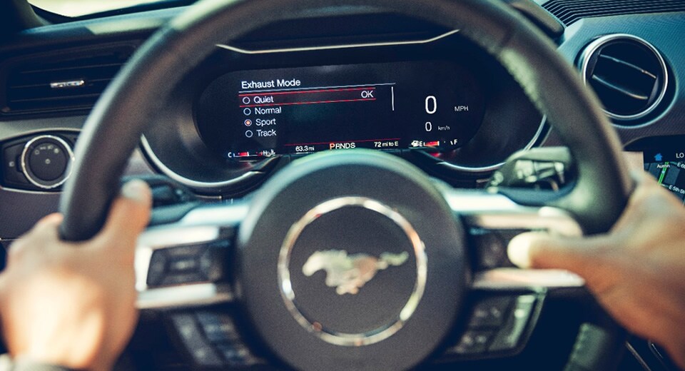 MustangDashboard_BuzzMoments_960x520.jpg