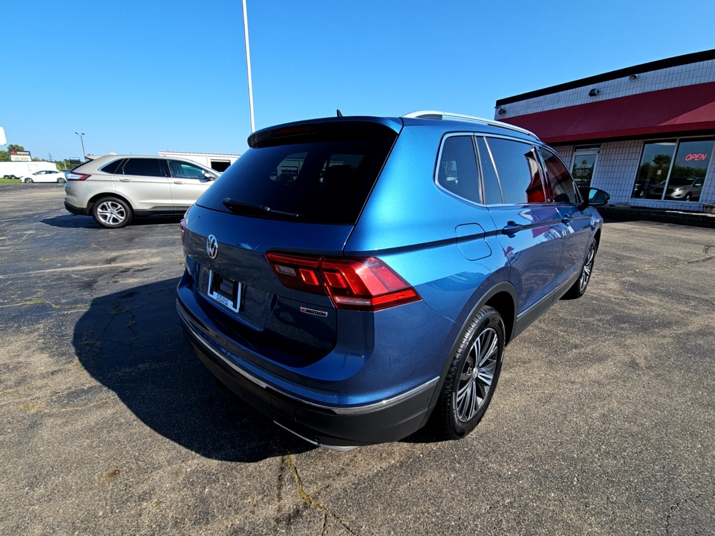 2019 Volkswagen Tiguan SEL photo 4