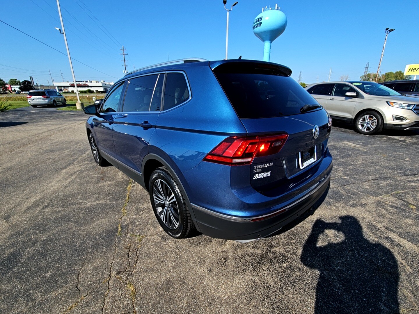 2019 Volkswagen Tiguan SEL photo 2