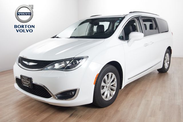 2017 Chrysler Pacifica Touring-L's photo