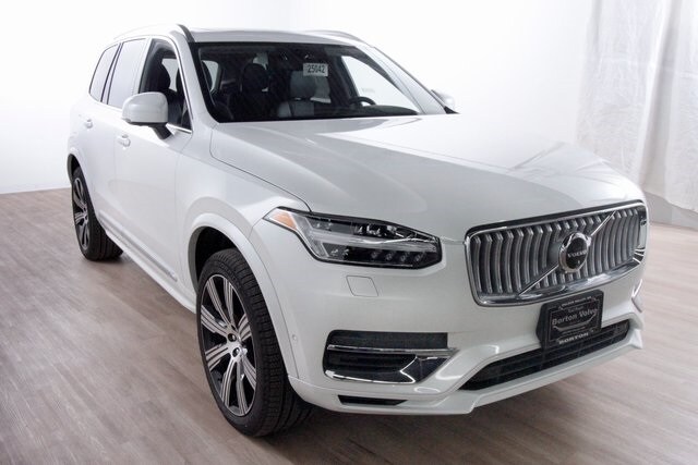 2025 Volvo XC90 T8 Plus photo 3