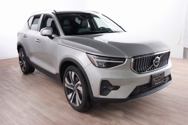 2025 Volvo XC40 Plus photo 3
