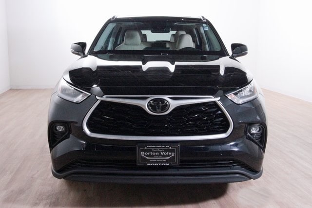 Used 2020 Toyota Highlander XLE with VIN 5TDHZRBH2LS054143 for sale in Golden Valley, Minnesota