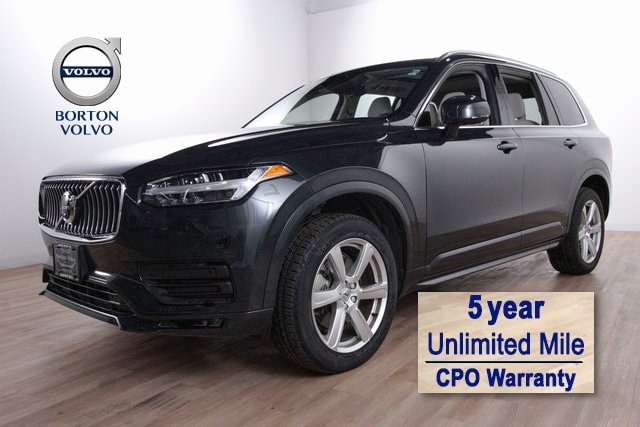 2022 Volvo XC90 Momentum's photo