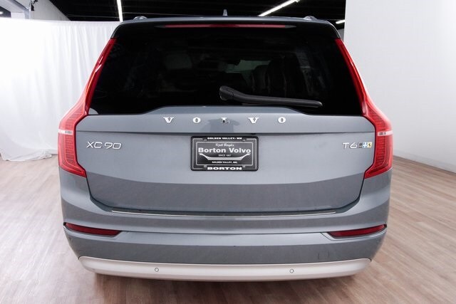 2022 Volvo XC90 T6 Momentum photo 4