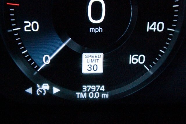 2022 Volvo XC90 T6 Momentum photo 4