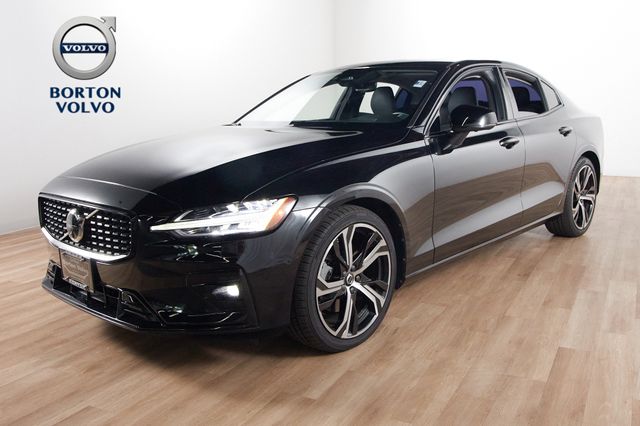 2024 Volvo S60 B5 Plus Dark Theme AWD's photo