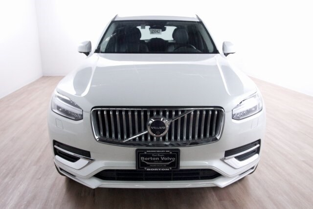 2025 Volvo XC90 T8 Plus photo 2