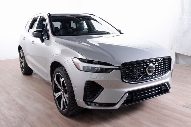 2022 Volvo XC60 R-Design photo 3