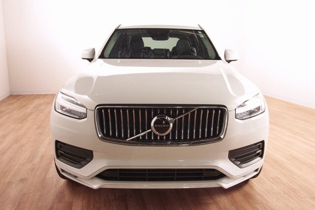 2022 Volvo XC90 T6 Momentum photo 3